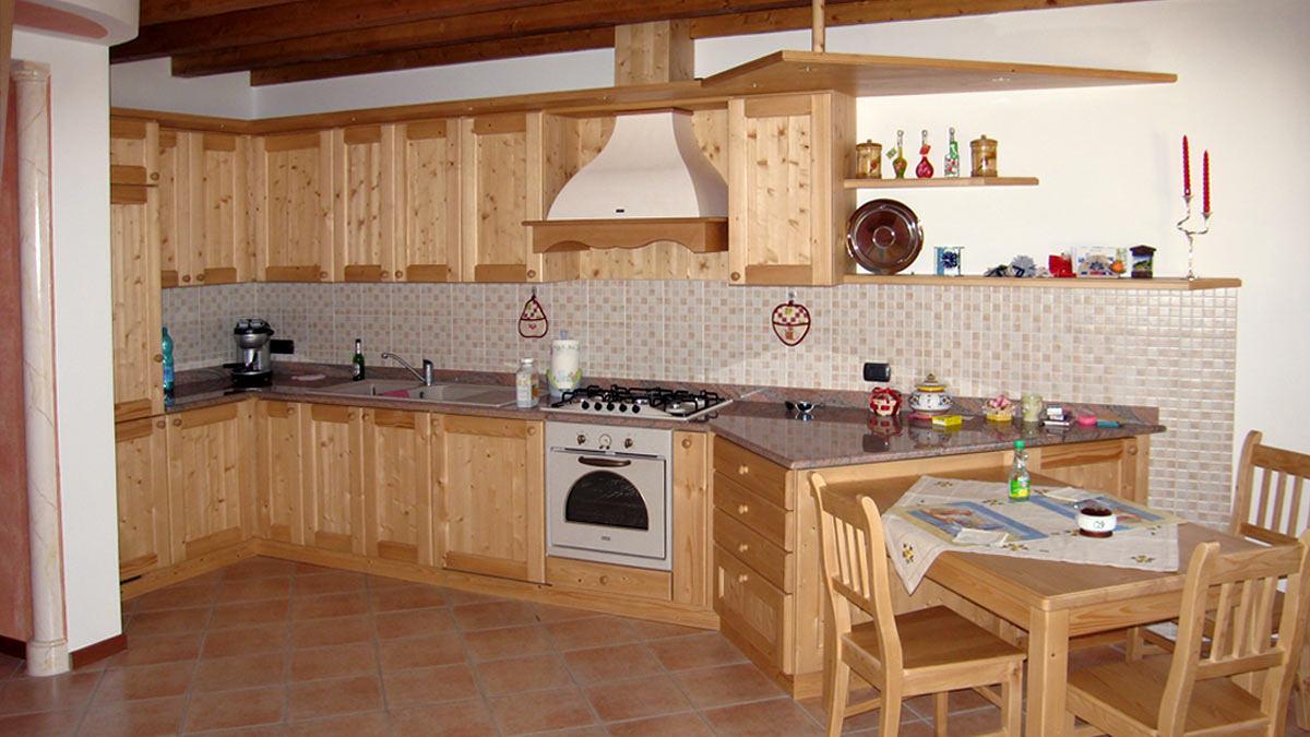 Realizzazione arredamento cucina in legno