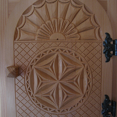 Anta decorata in legno
